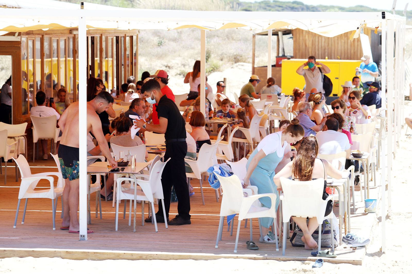 Un chiringuito en la playa de La Bota.