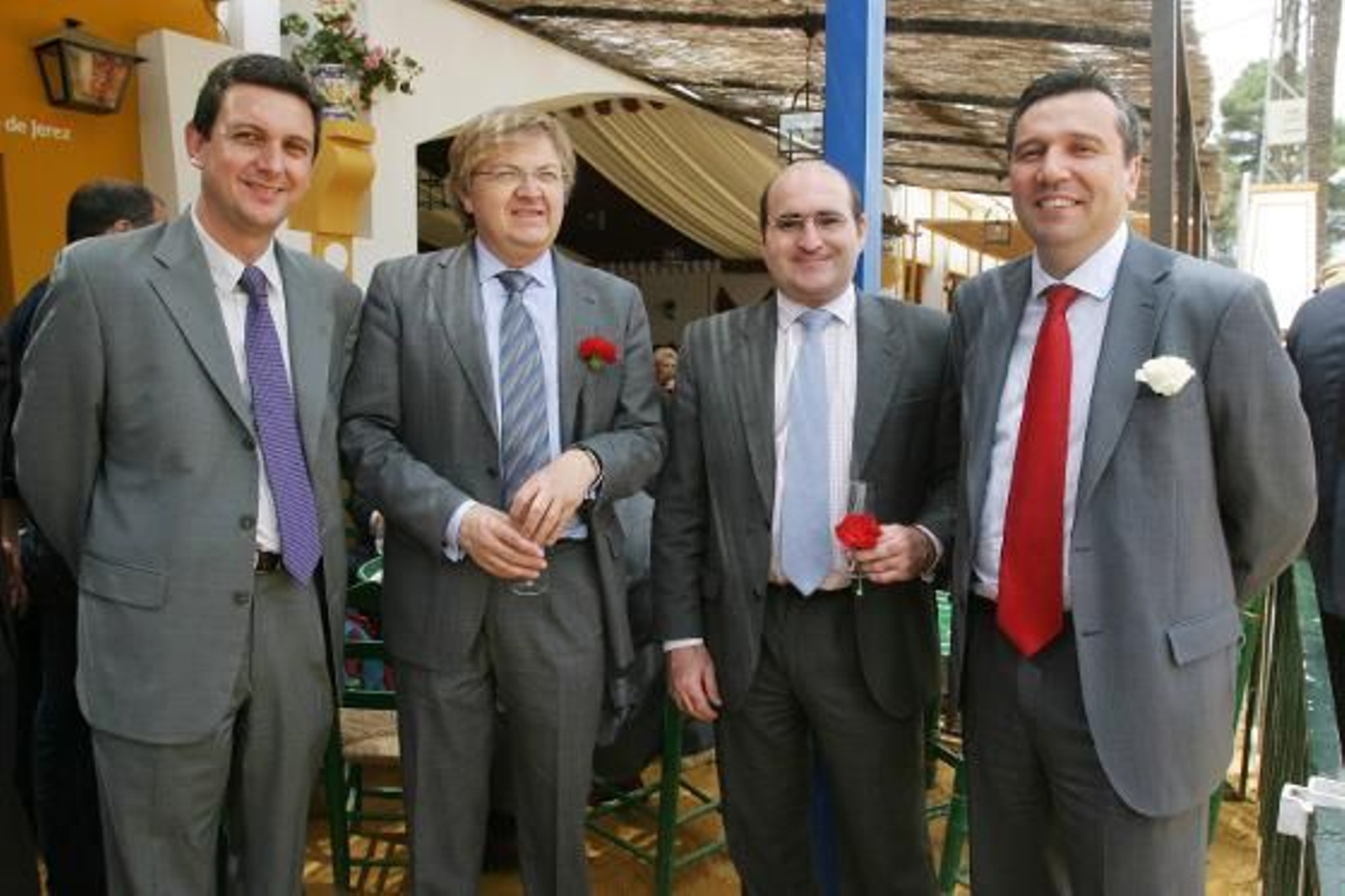 Miguel Berraquero con Iván Castellano, director del gabinete de presidencia de Cajasol;Javier Blanco, director de comunicación de la entidad y José Uceda, director financiero del Grupo Joly.

Foto: Vanesa Lobo