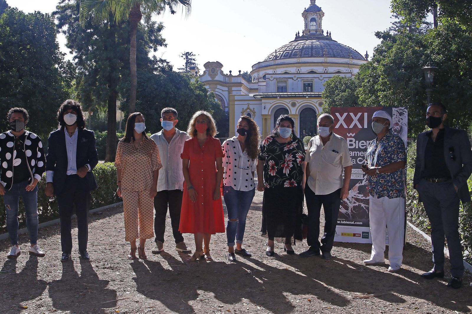 Algunos de los artistas, frente al Lope de Vega.