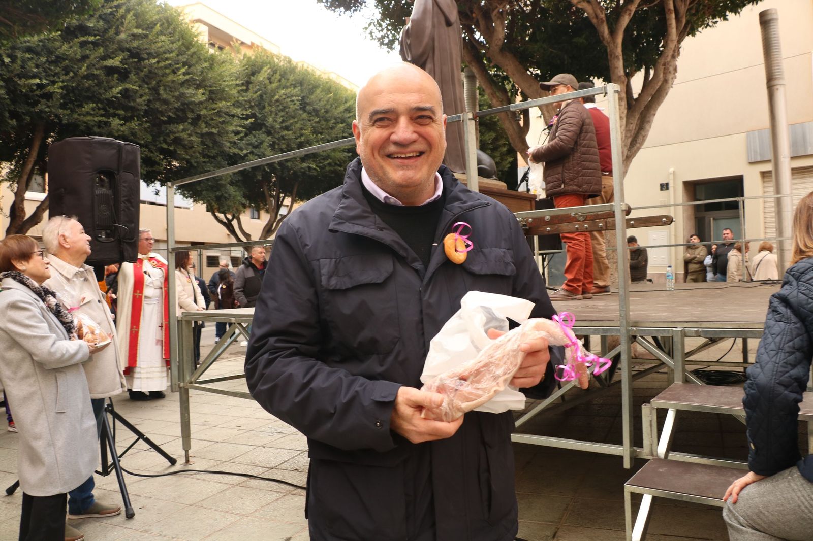 Así ha sido la bendición de las mascotas y la subasta de 'rabicos' en el casco histórico de Almería