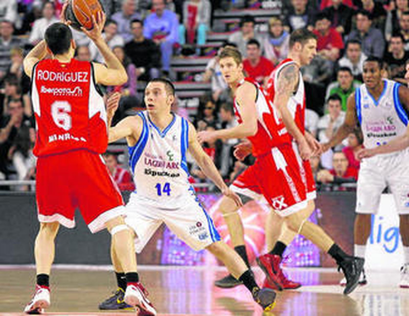 Rodríguez intenta pasar el balón a Doellman.