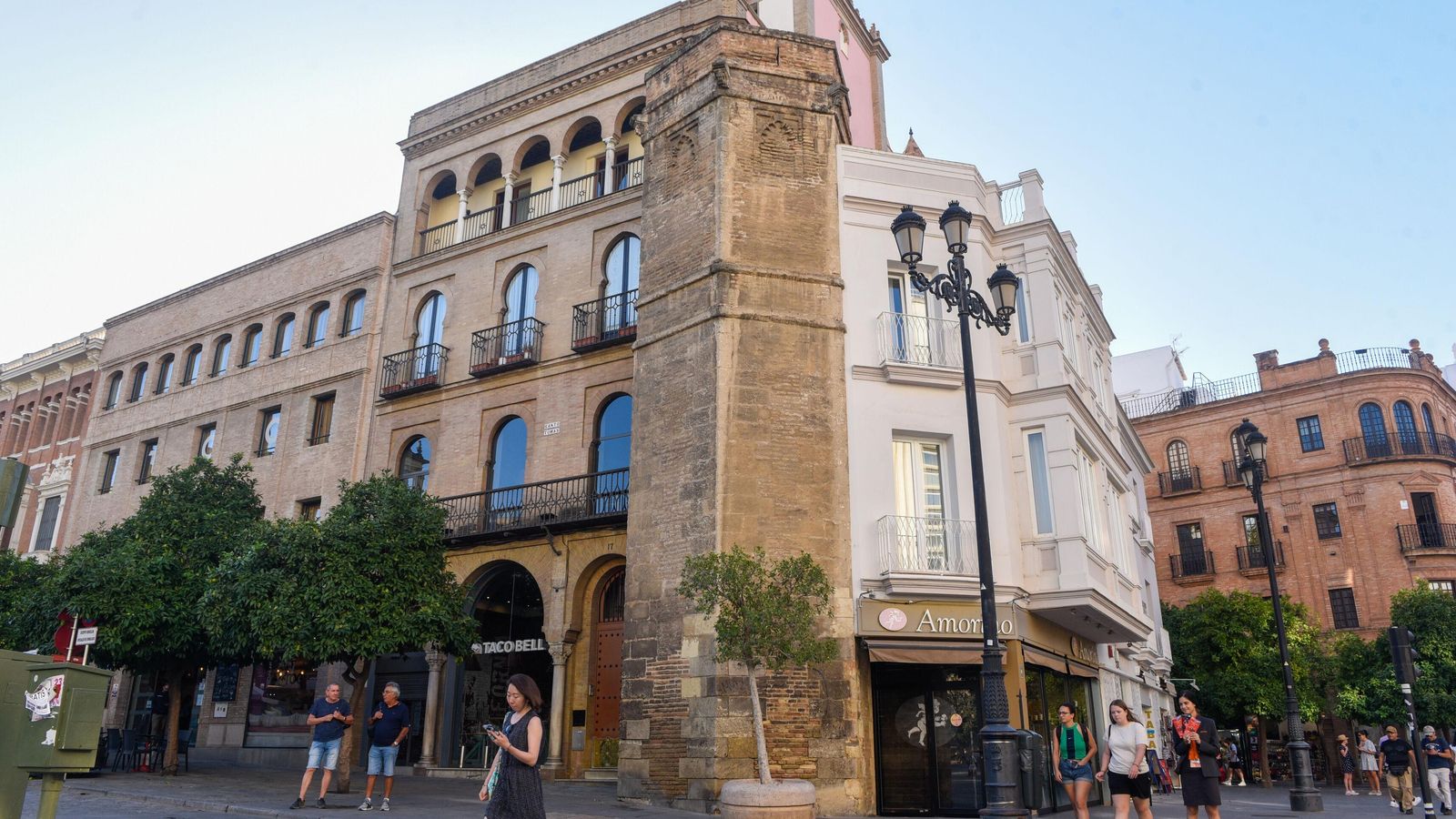 La torre de Abd el Aziz en la Avenida de la Constitución.