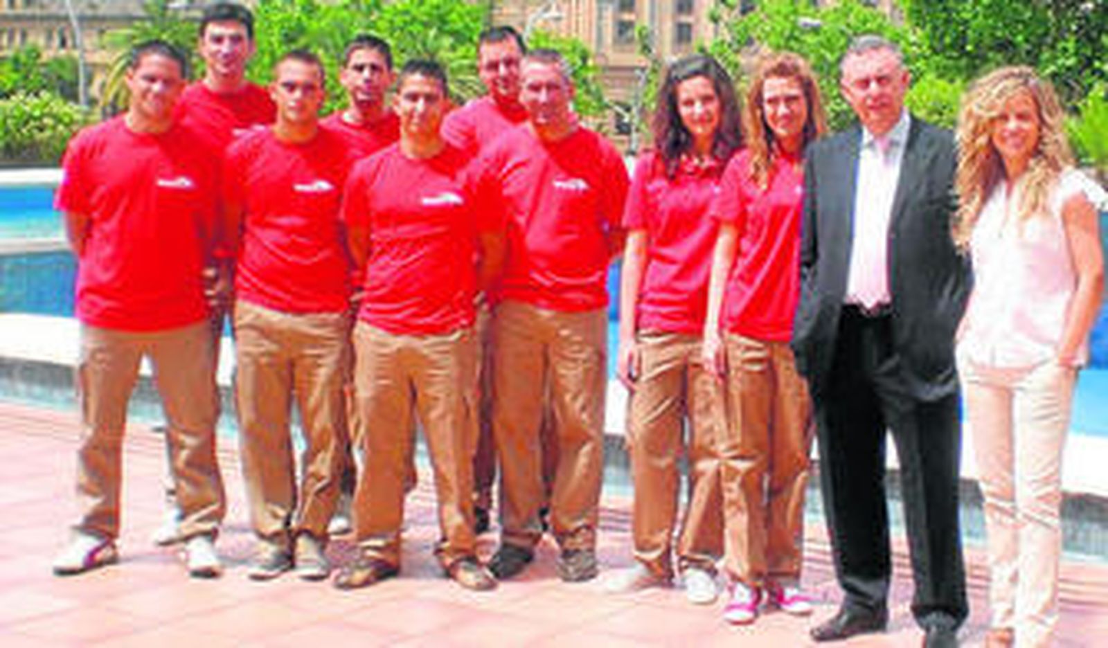 Fernando Pérez (gerente) junto a la responsable del Centro de Sevilla, Natalia Rodríguez y su equipo.