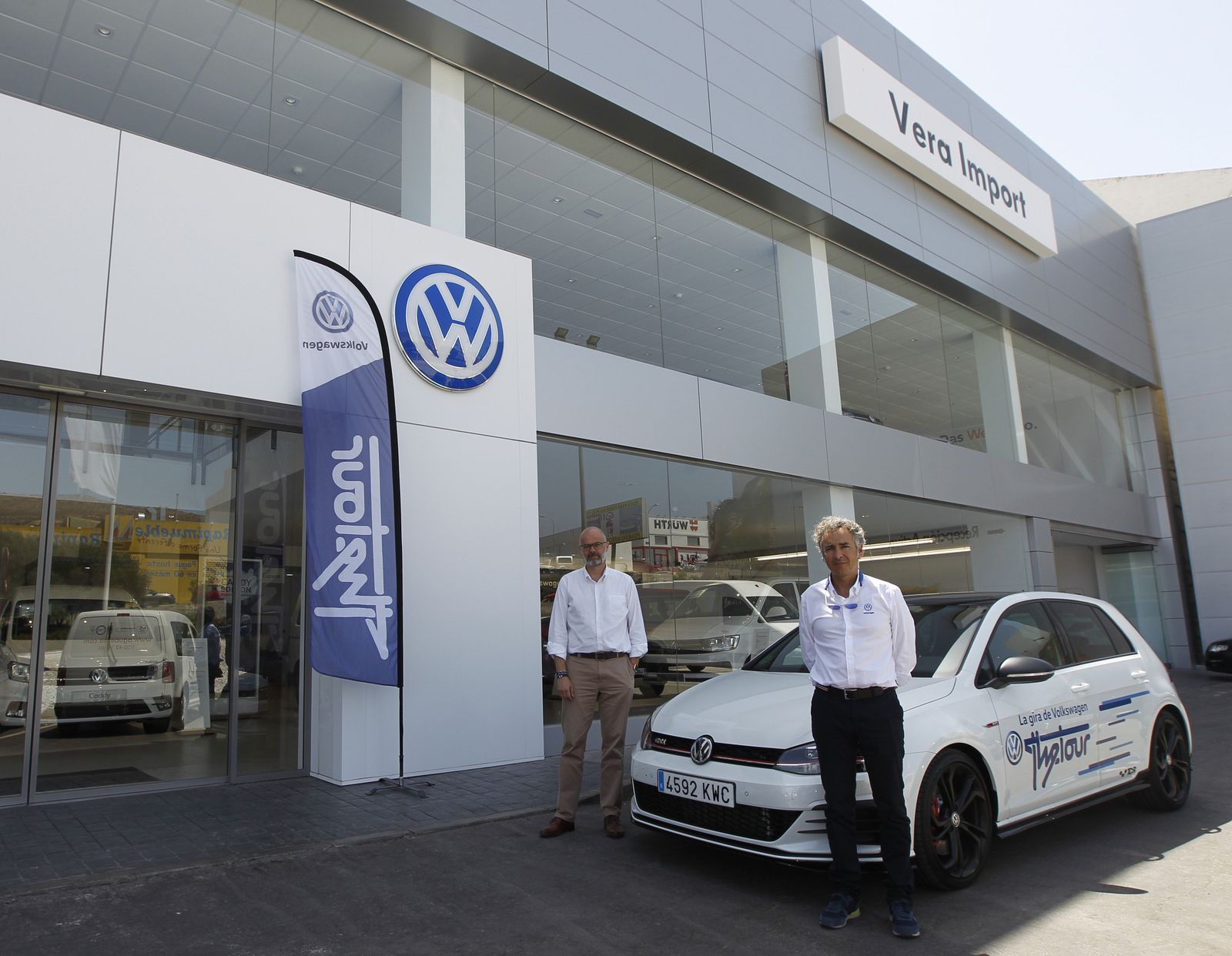 Enrique Martín, responsable de Vehículos Nuevos en Volkswagen Vera Import, con uno de los responsables de la iniciativa de Volkswagen España.