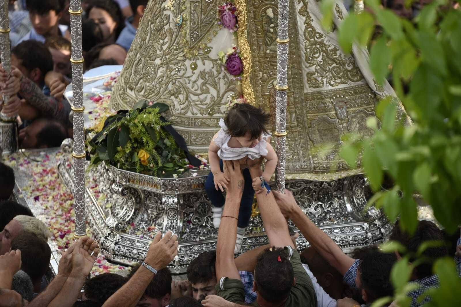 La Virgen del Rocío regresa a la iglesia tras 13 horas de procesión, en imágenes
