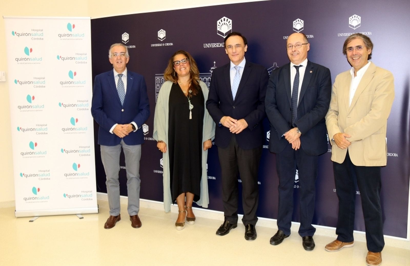 Alexia Sánchez y José Carlos Gomez Villamandos, en el centro, tras la firma del acuerdo.