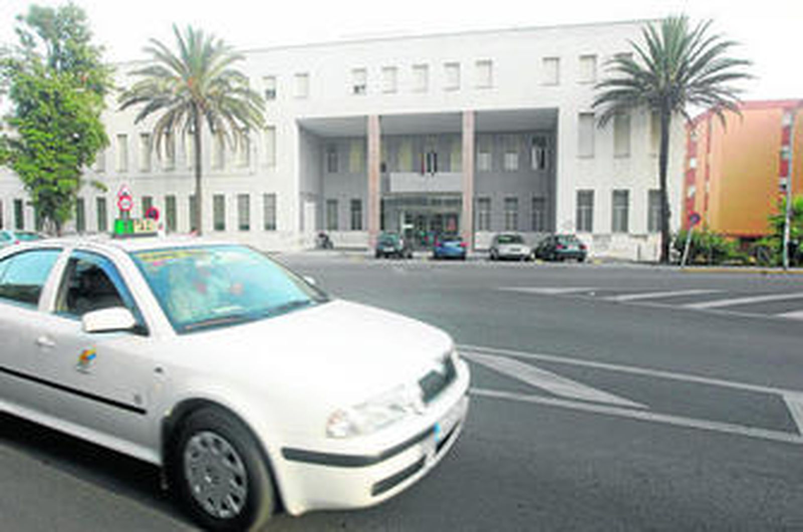 Un taxi, estacionado delante del Palacio de Justicia en una imagen de archivo.