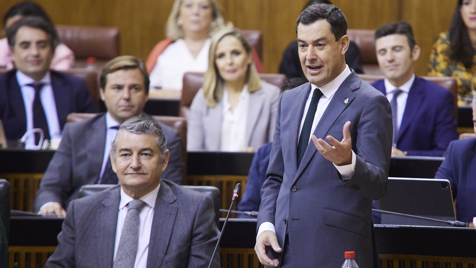 El presidente de la Junta, Juanma Moreno, en una intervención en el Parlamento.