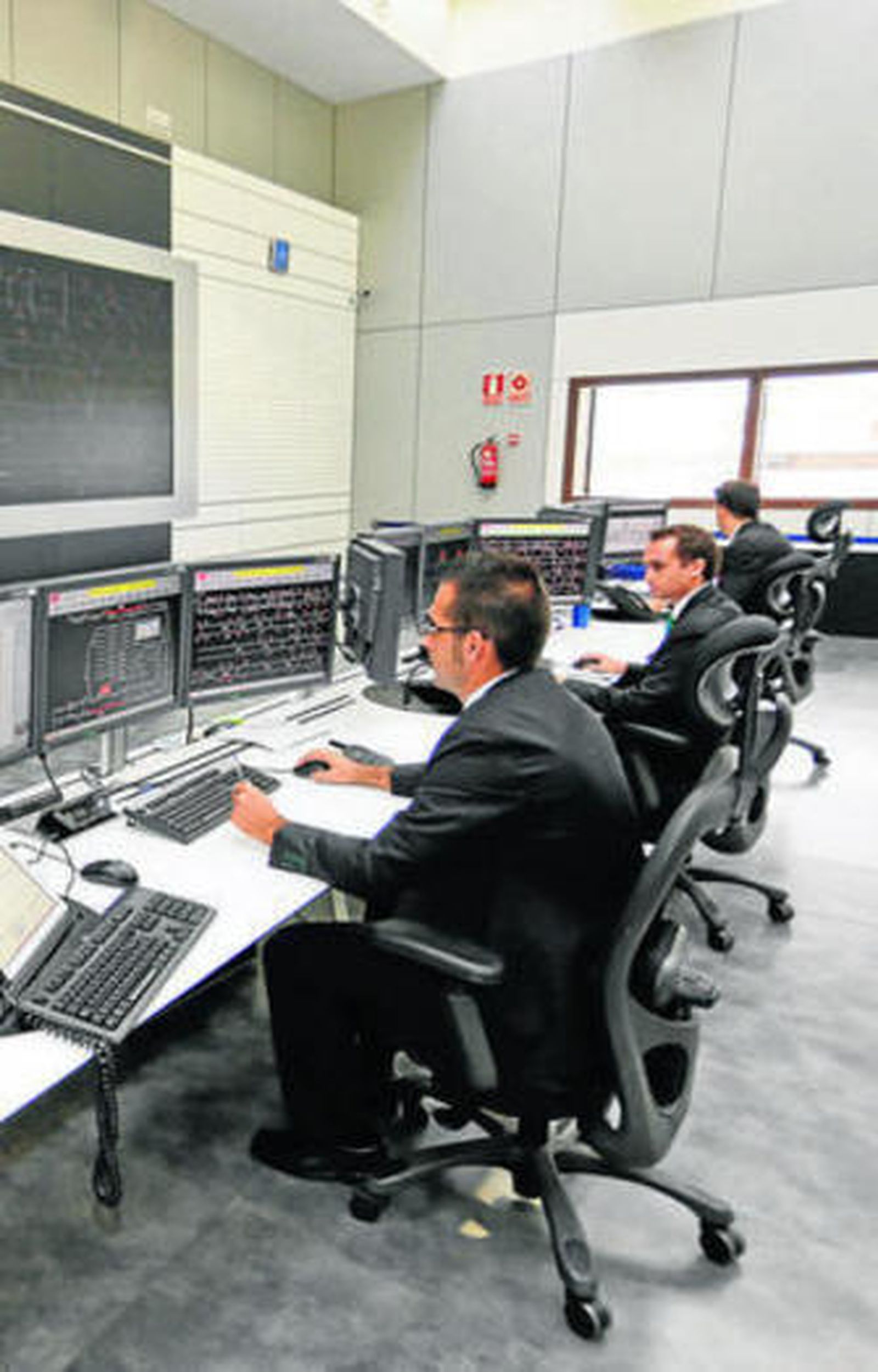 Trabajadores del centro de control, en Los Asperones.
