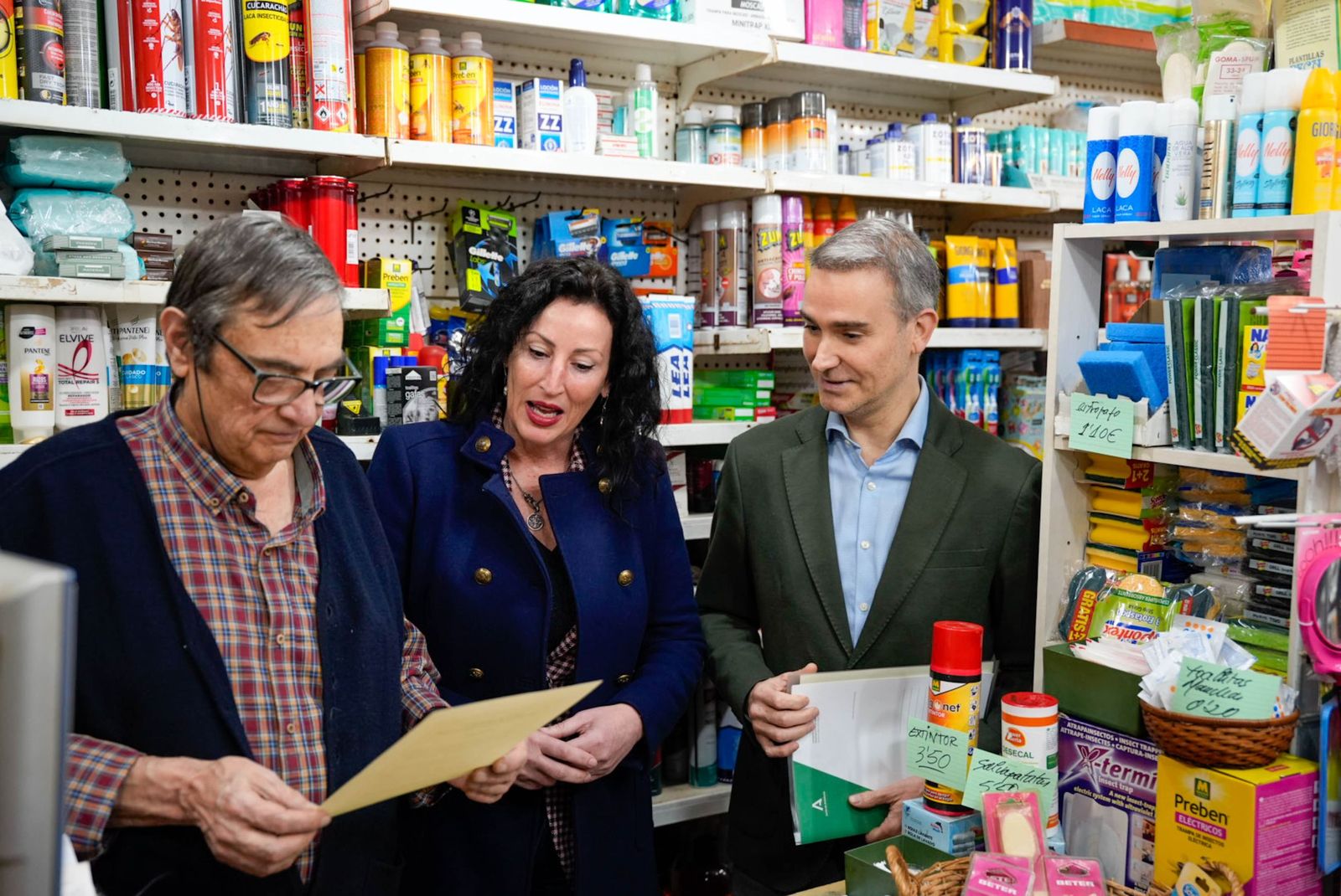 Un negocio familiar de Almería con más de medio siglo de historia es reconocido en el Día del Comercio