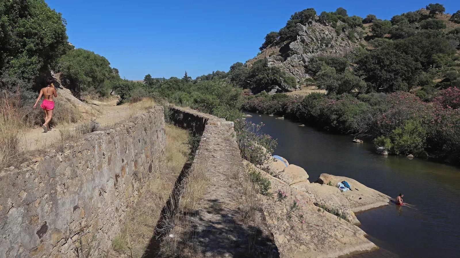 El canal de agua de la fábrica de artillería del Hozgarganta.