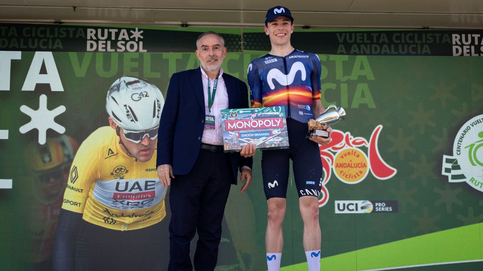 Francisco Donaire, gerente de Granada Hoy, entregando el premio.