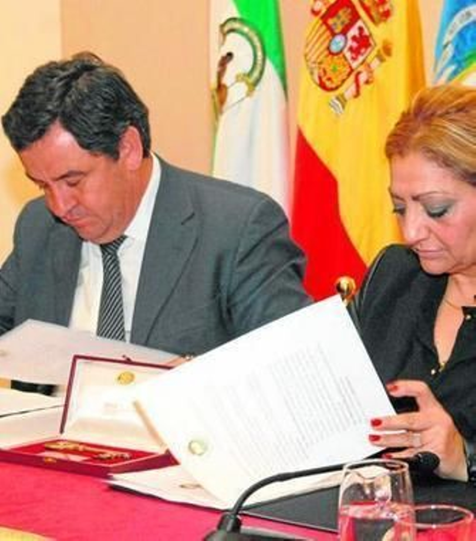 Dolores Montoya, 'Chispa', y José Loaiza, el día de la rúbrica del acuerdo para la cesión del legado de Camarón.