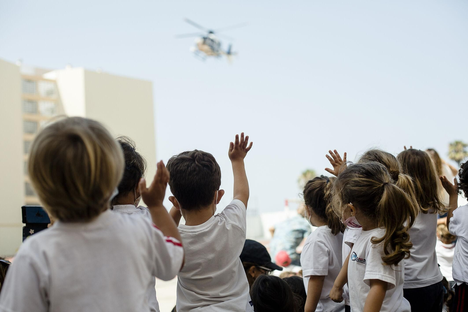 Exhibición de la Policía Nacional en las pistas deportiva de colegio.