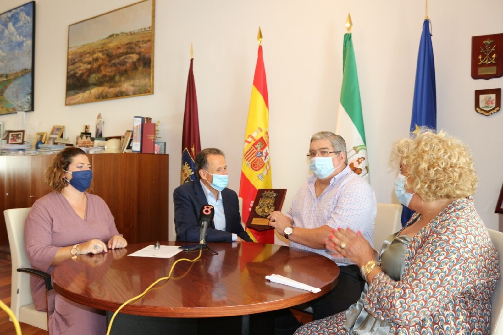 Romero recibió el escudo de Chiclana de manos del alcalde.