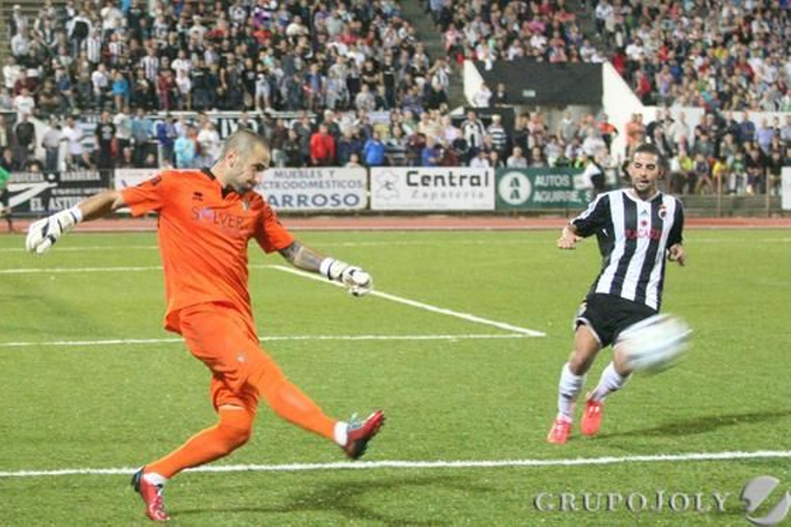 Aulesta despeja presionado por Canario. 

Foto: Paco Guerrero