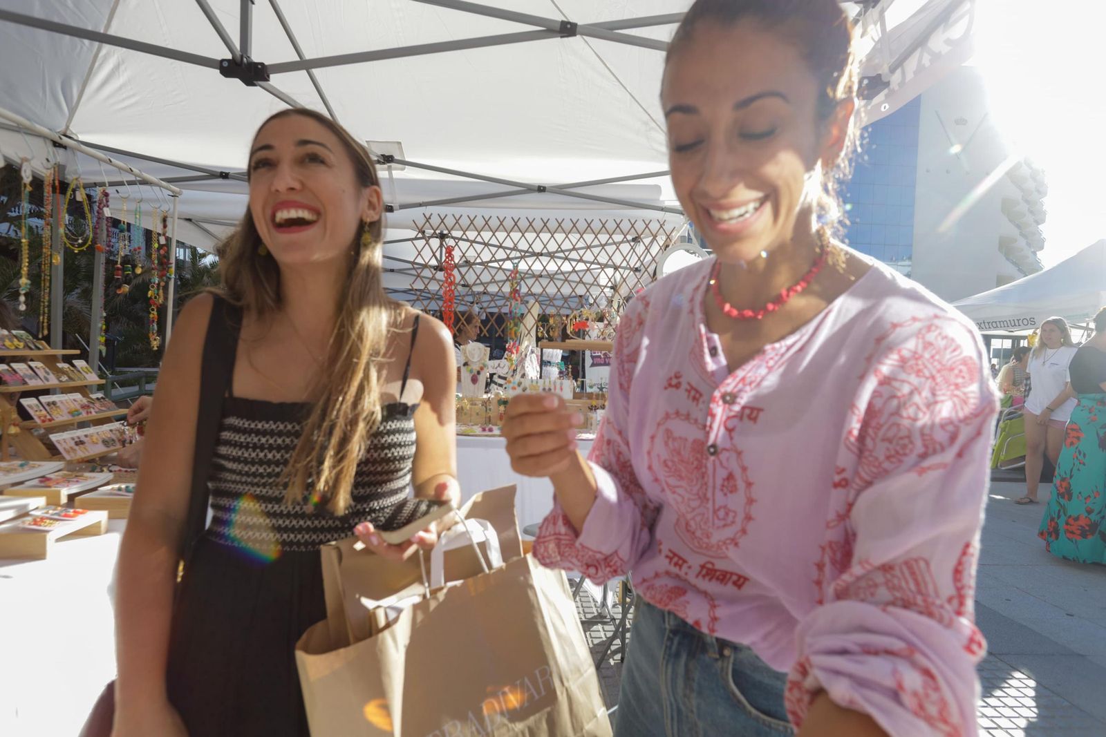 Las imágenes del mercadillo de la Noche Abierta del Comercio en Extramuros en Cádiz