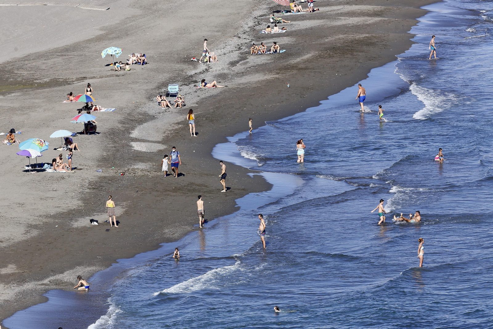 Fotos de las playas de Rincón de la Victoria: bandera verde a los bañistas