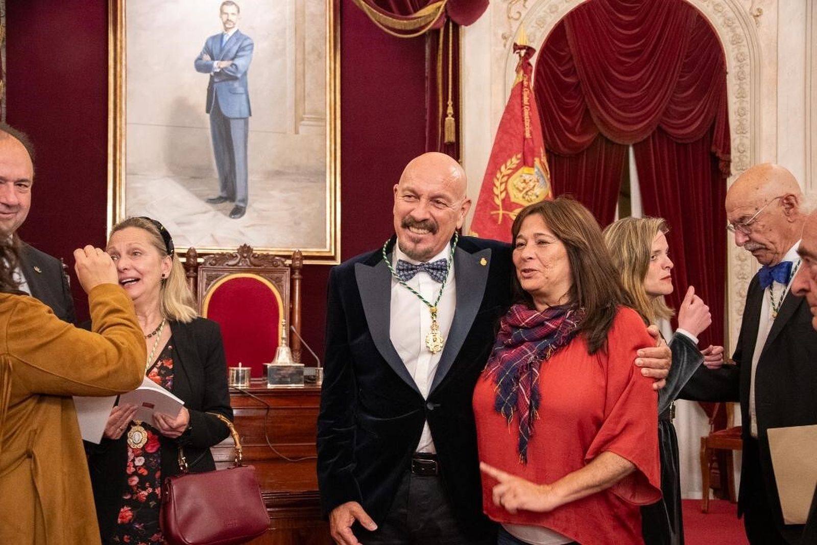 El nuevo académico de Bellas Artes Javier Ruibal con Helena Fernández  en el salón de Plenos del Ayuntamiento de Cádiz.