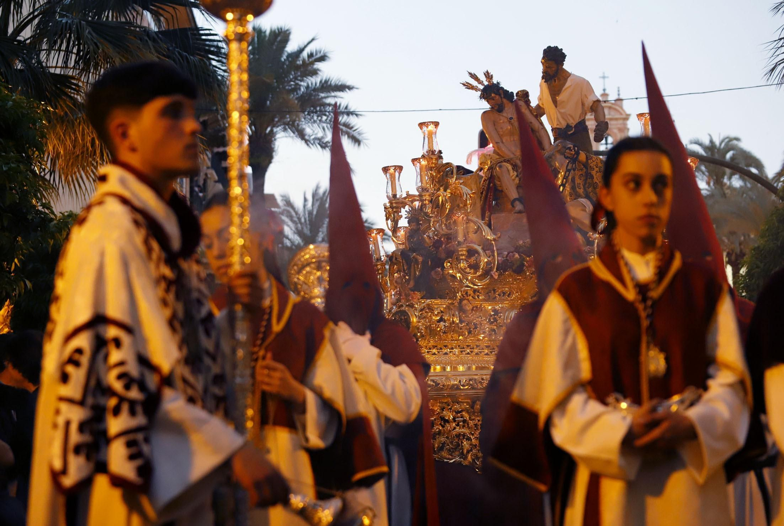 La Hermandad de Los Judíos en su recorrido por las calles de Huelva en el Jueves Santo