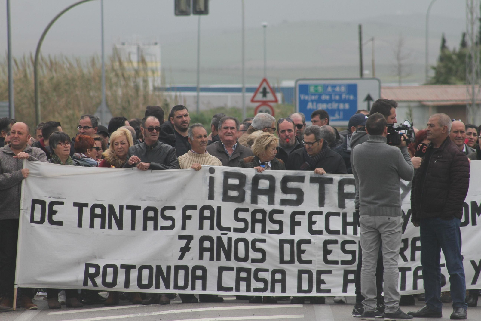Un centenar de residentes tras la pancarta reivindicativa. Un centenar de residentes tras la pancarta reivindicativa.