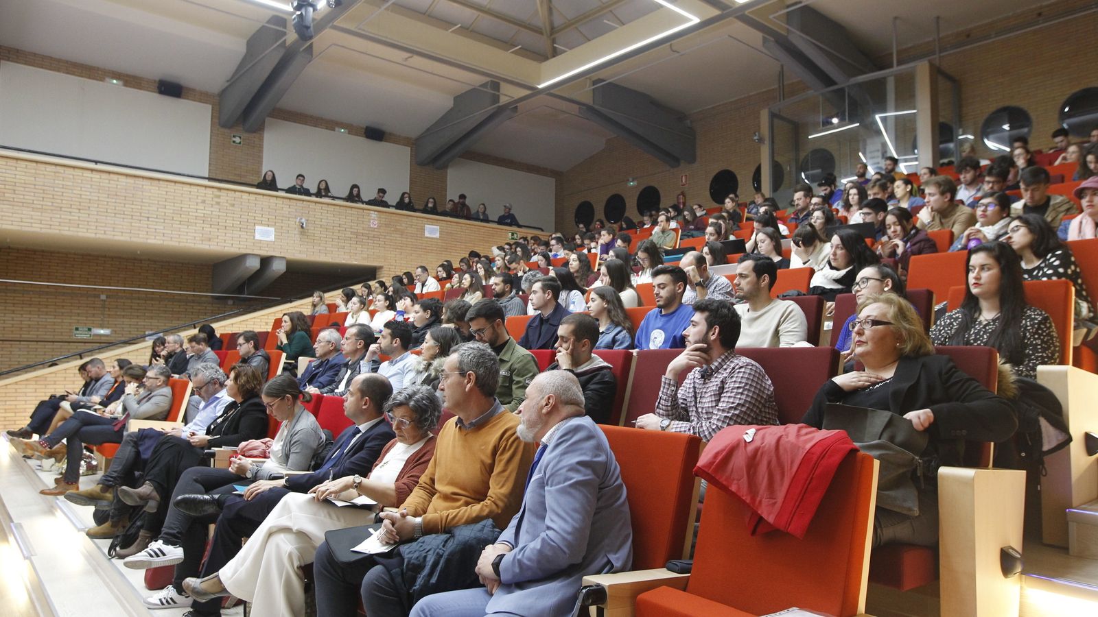 Los estudiantes de la UAL mostraron gran interés por la jornada sobre emprendimiento.