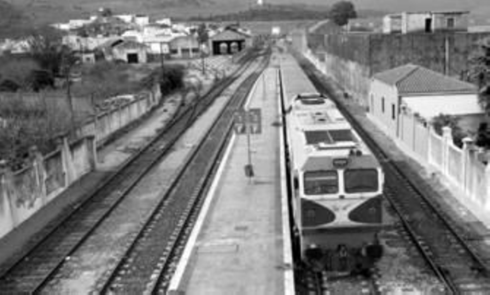 Un tren de cercanías, a la entrada de la estación de Algeciras.