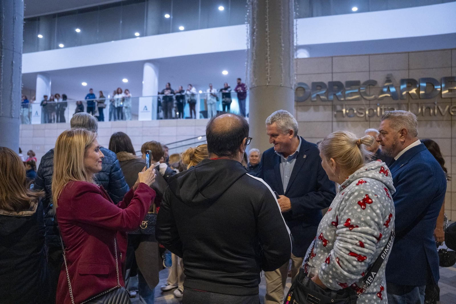 El encendido del alumbrado navideño del Hospital Universitario Torrecárdenas, en imágenes