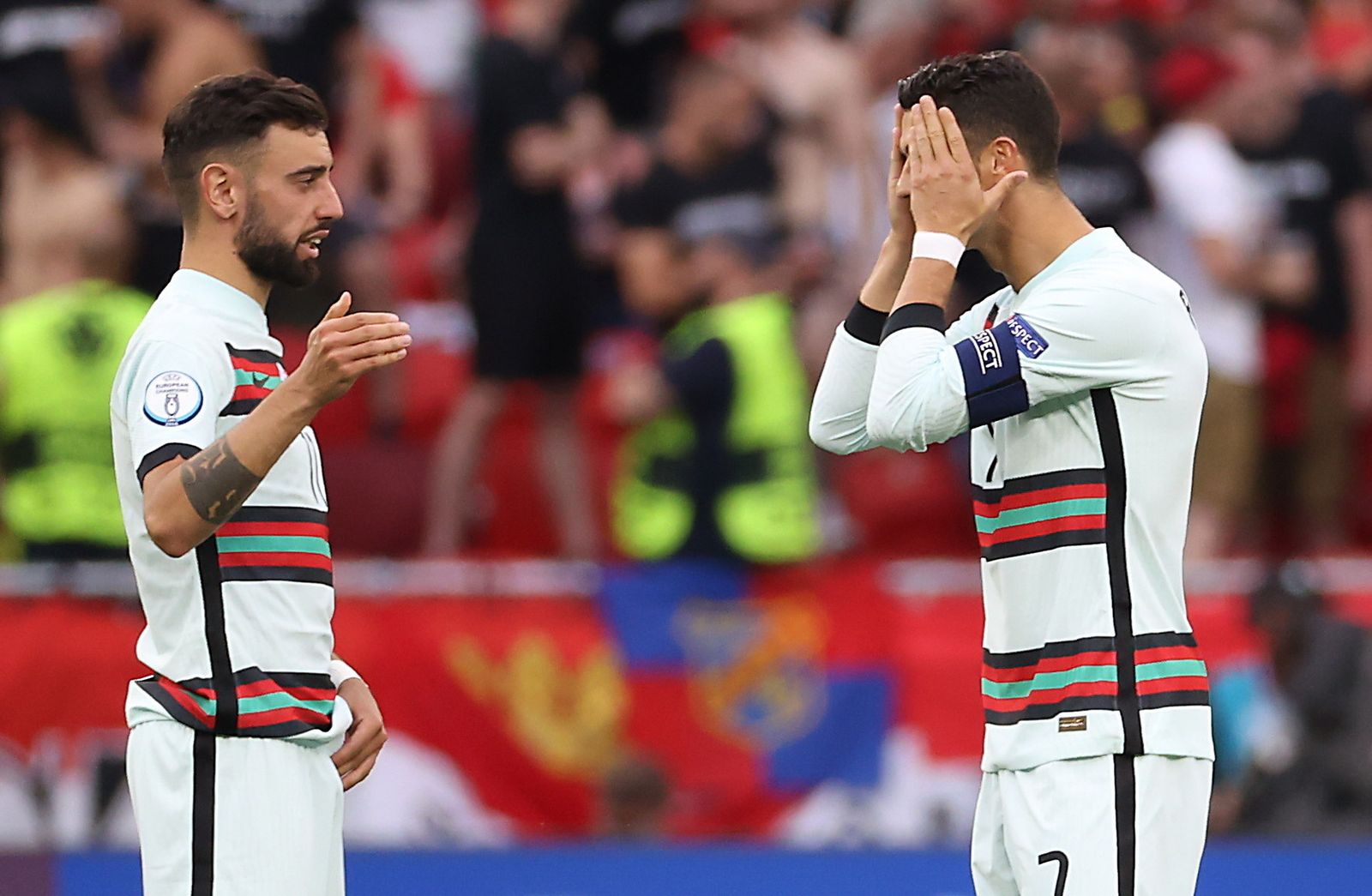 Bruno Fernandes y Cristiano Ronaldo hacen un gesto durante la goleada a Hungría.