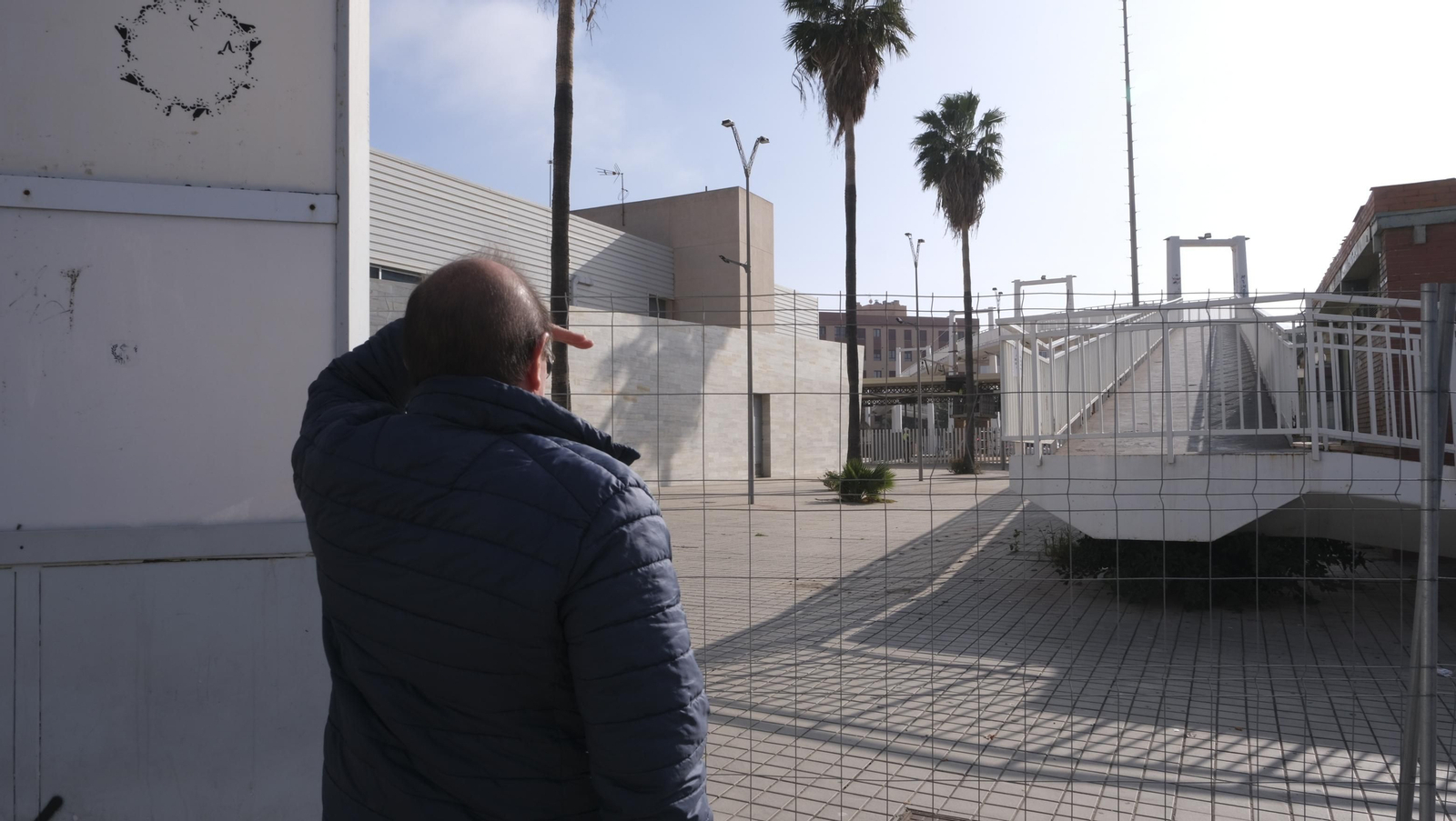 Imágenes del desmatelamiento de la pasarela de Renfe, en Almería