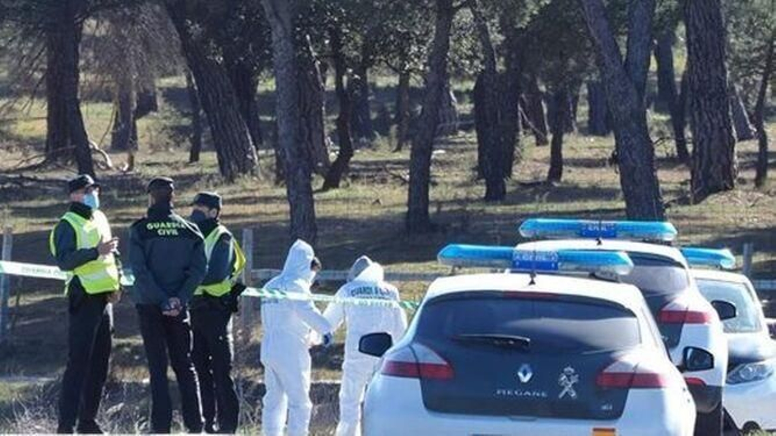 La científica hace comprobaciones en el lugar donde se encontró el cadáver de la joven
