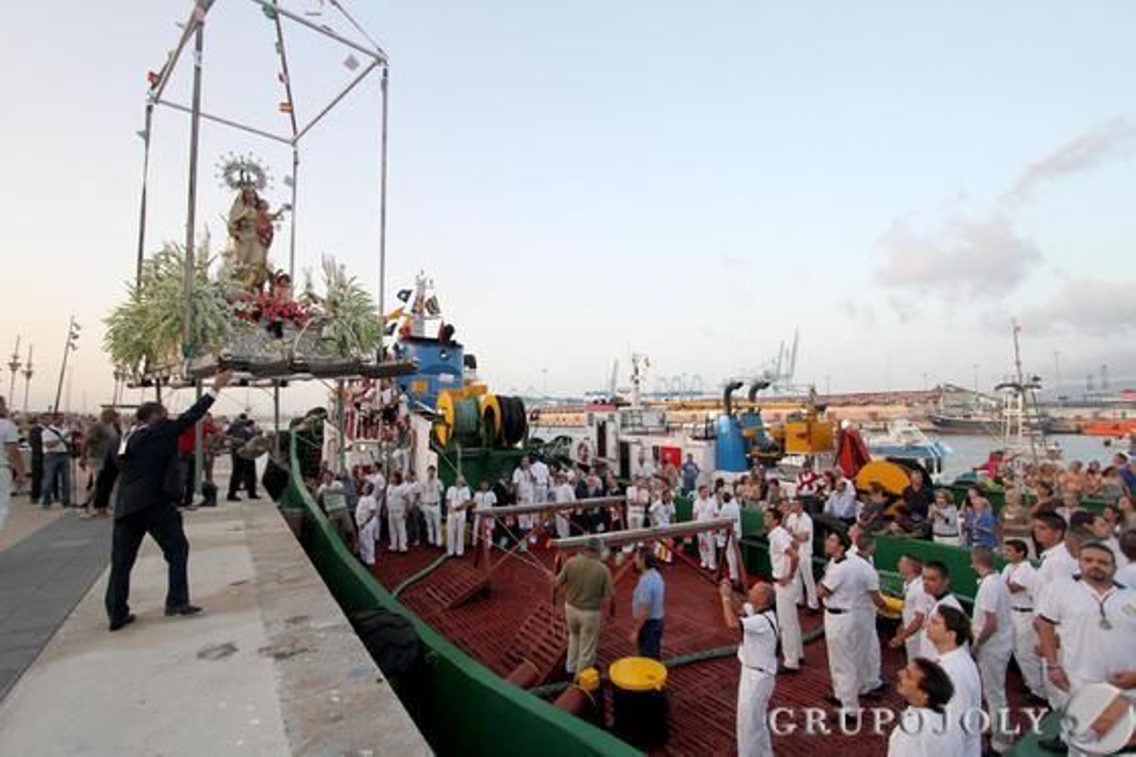 Traslado de la virgen a la embarcación en Algeciras.

Foto: Fran Montes.