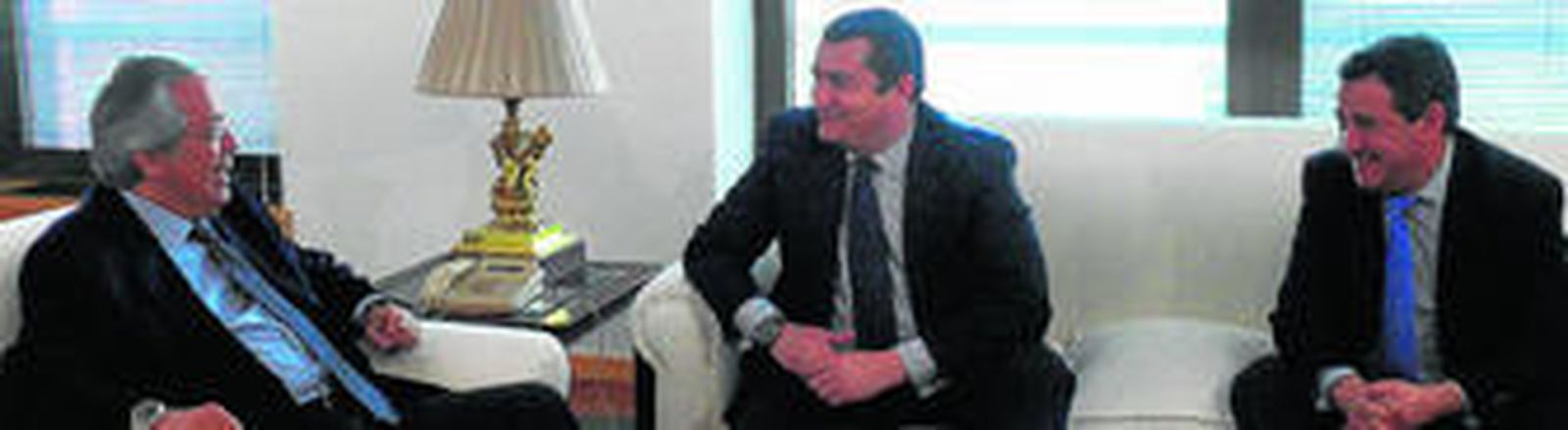 El presidente de la SEPI, Ramón Aguirre (izquierda), junto al presidente provincial del PP, Antonio Sanz (centro), y el alcalde de San Fernando, José Loaiza.