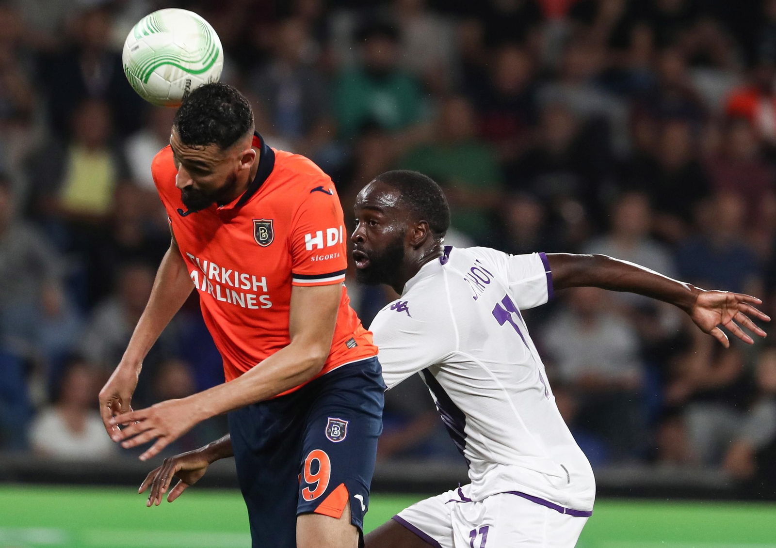 Ahmed Touba despeja el balón en un encuentro de Conference League del Basaksehir ante la Fiorentina.