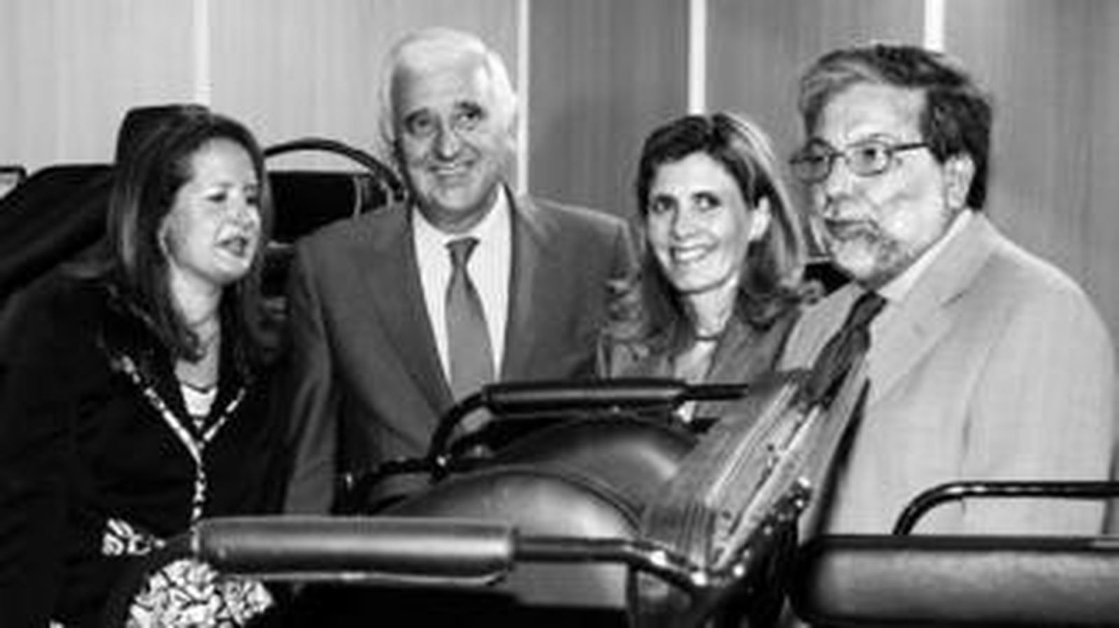 Basilia Sanz, primera teniente de alcalde; Santiago Herrero, presidente de la CEA; la concejala Carmen Gil y el alcalde de Dos Hermanas, Francisco Toscano, casado con Sanz.