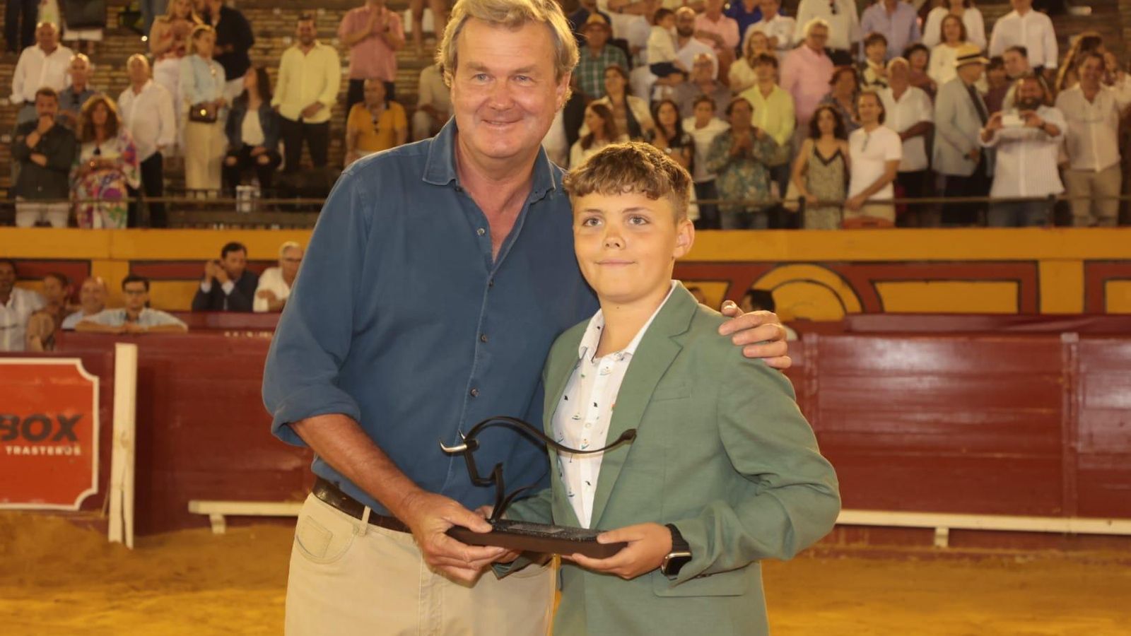 El ganadero Fermín Bohórquez recibe el premio por el mejor toro de la corrida concurso, este jueves en Las Palomas.