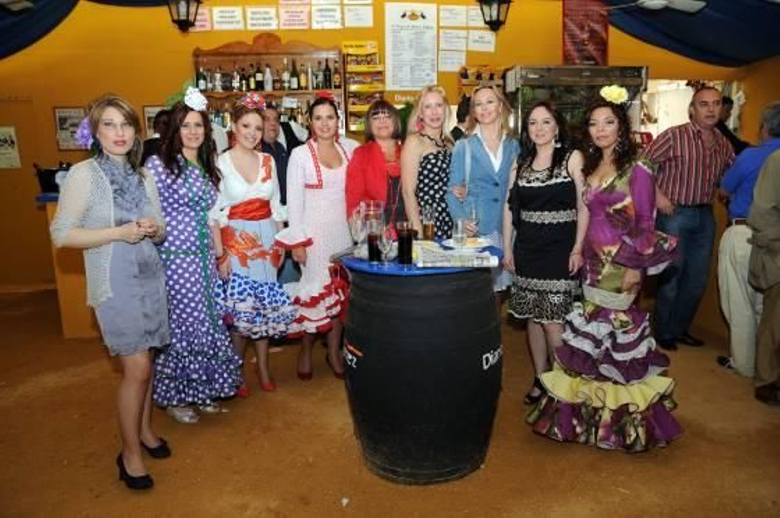 Macu Pérez, directora de la clínica Makemedic, Keka Rodríguez, doctora de la misma, y las compañeras del trabajo pasaron por el Real y disfrutaron en la caseta de Diario de Jerez junto a Marisa López, del departamento comercial de este periódico. 

Foto: Manuel Aranda