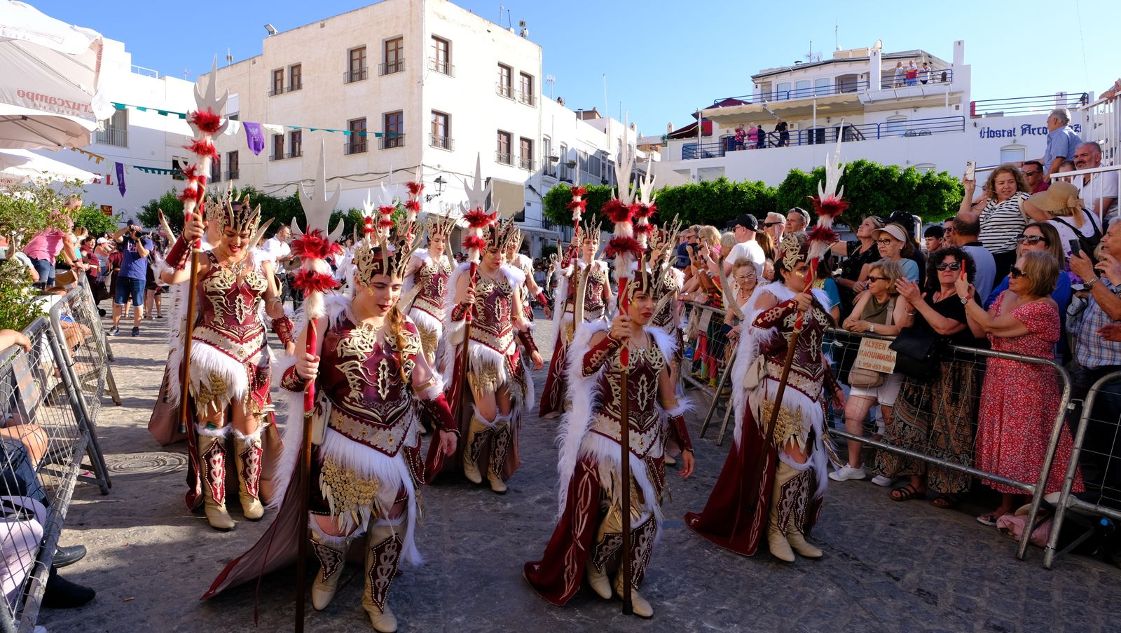 El espectacular desfile de Moros y Cristianos de Mojácar, en imágenes