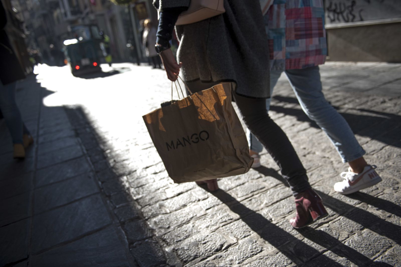 Los granadinos se lanzan a las rebajas de enro