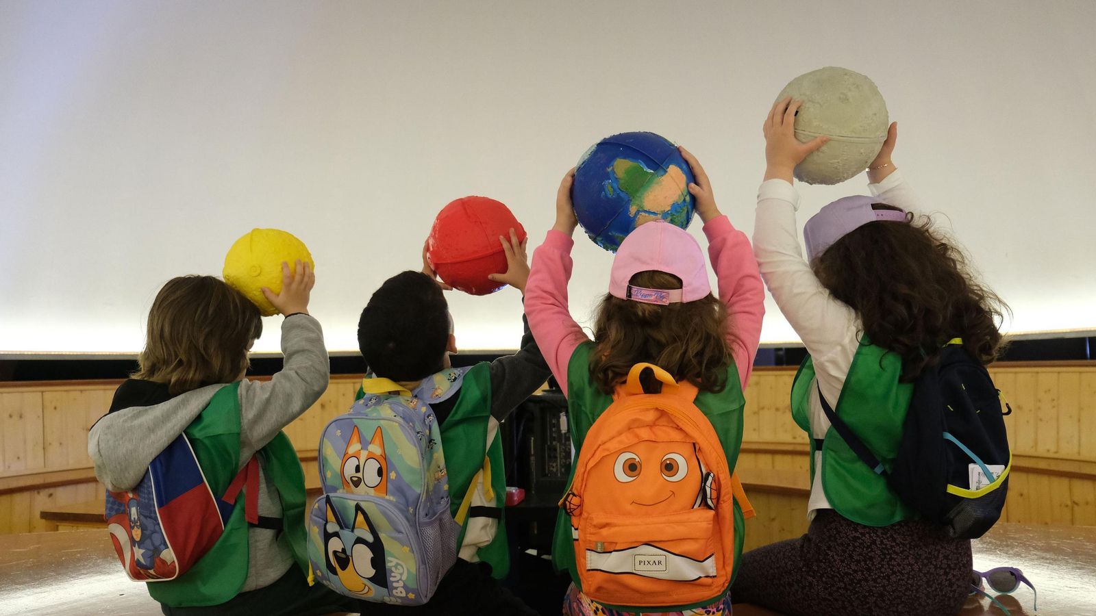 Alumnado durante la actividad del planetario infantil para invidentes