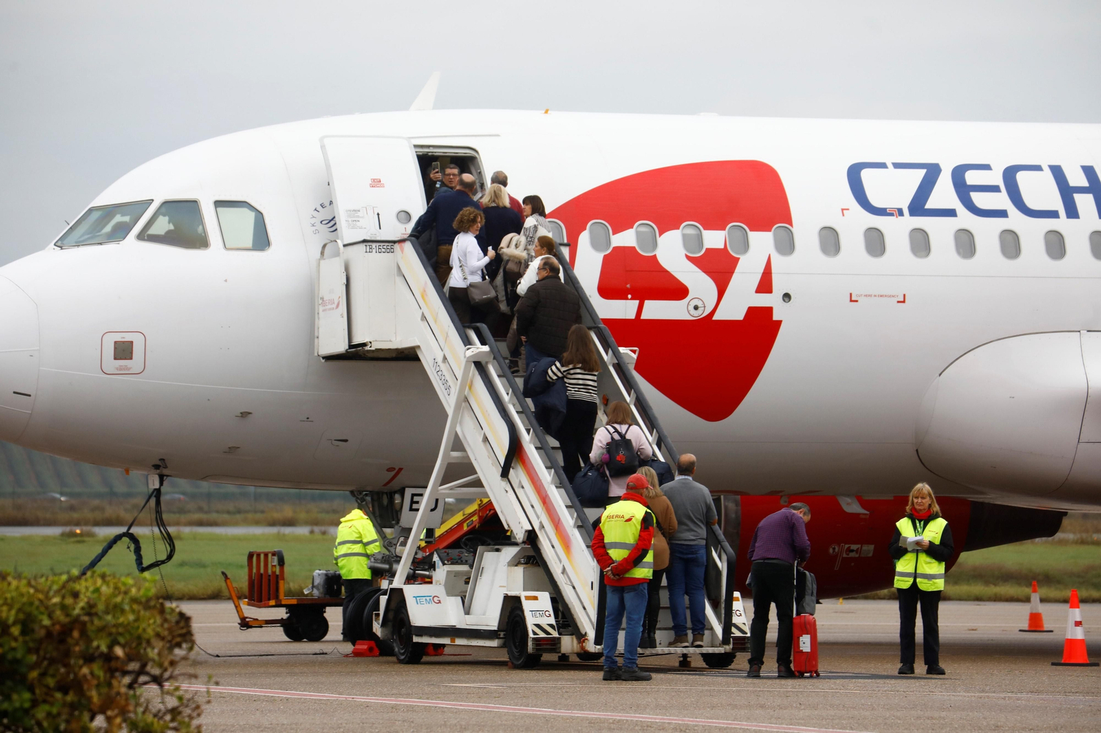 El despegue del el primer vuelo chárter a Europa en el aeropuerto de Córdoba, en imágenes