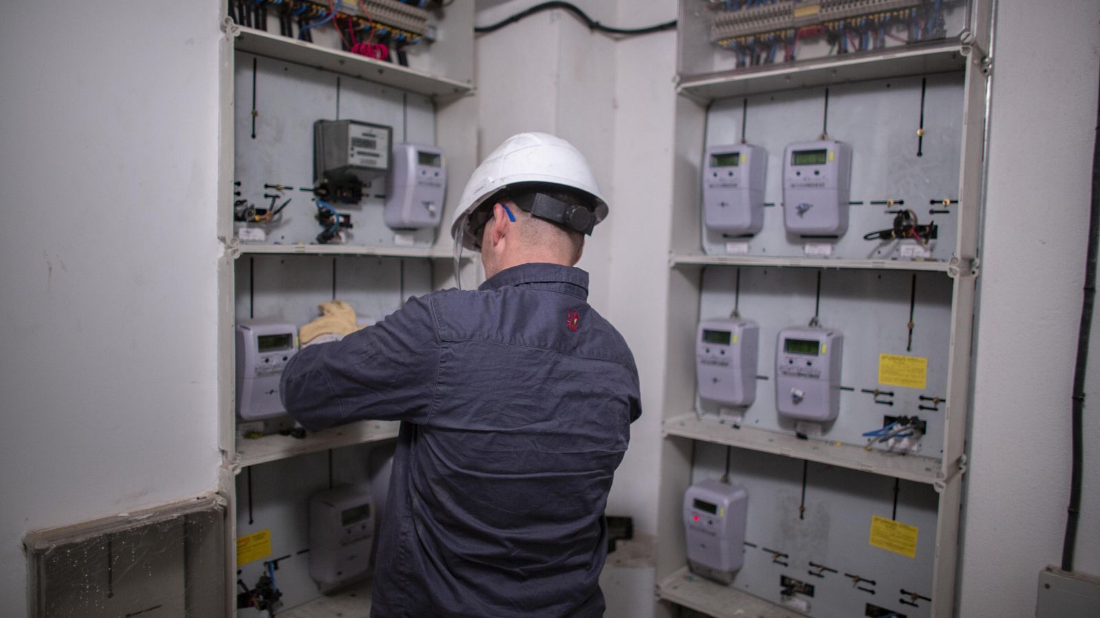 Inspección de fraude en el cuadro de contadores de un bloque de viviendas en Tres Mil Viviendas.