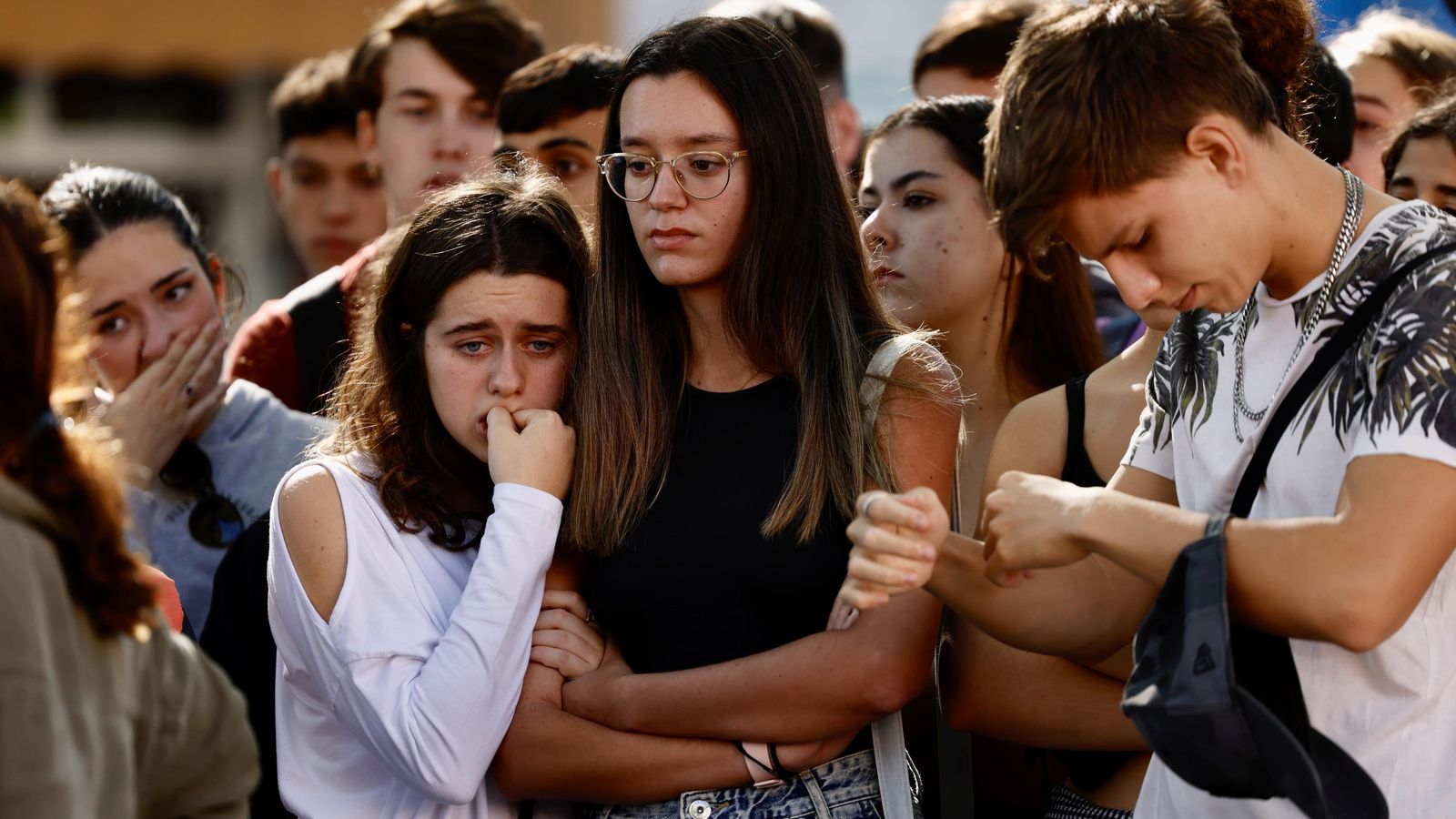 Jóvenes asistentes al minuto de silencio en Palomares del Río.