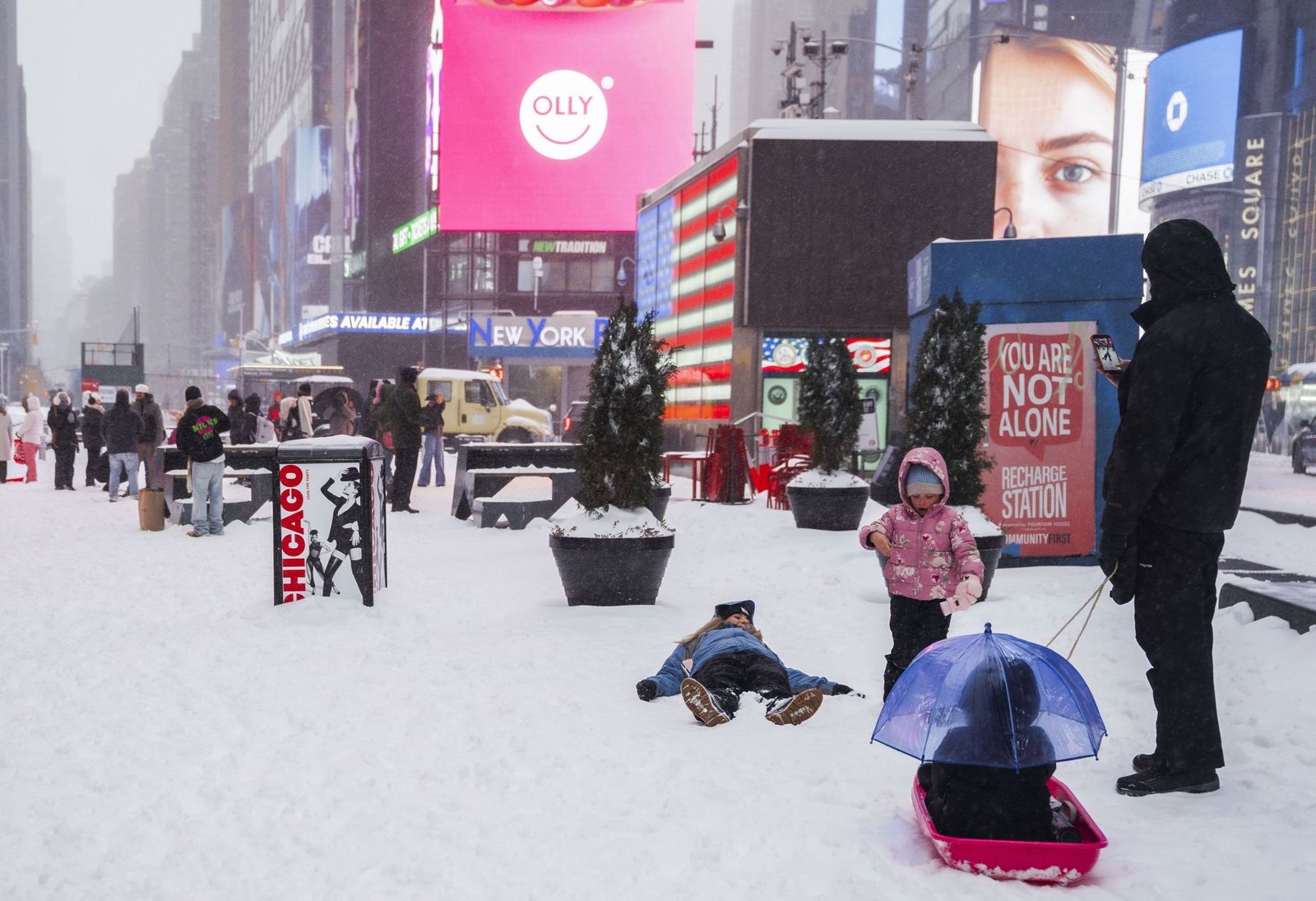 Las gélidas y blancas imágenes que deja la tormenta monstruosa en los EEUU