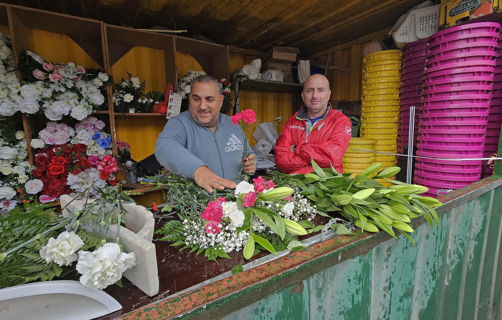 Fotos de los preparativos para Tosantos en el cementerio de Algeciras