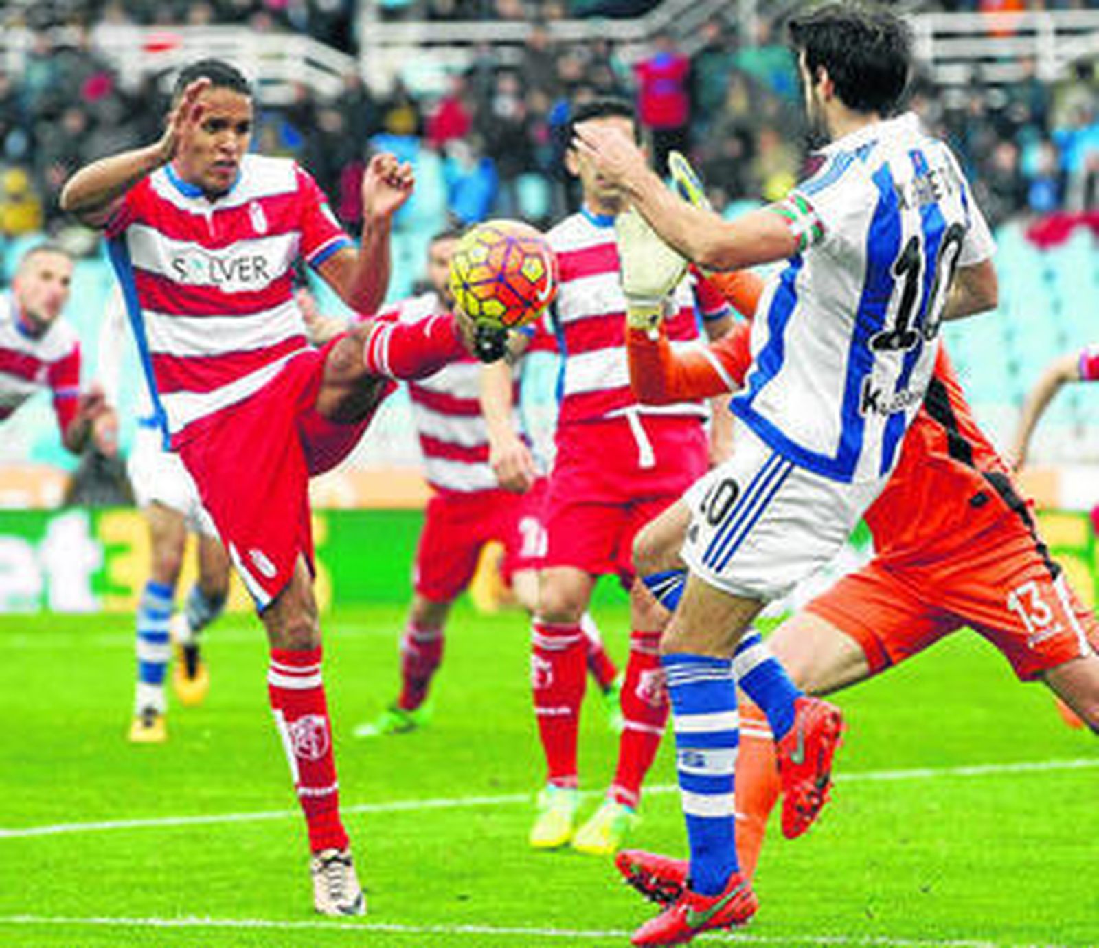 Xabi Prieto lucha por el balón con El Arabi durante el partido disputado en Anoeta.