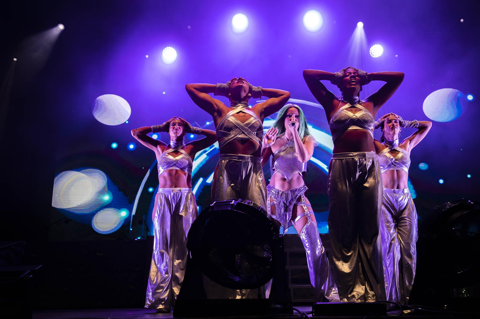 Búscate en las imágenes del concierto de Lola Índigo en Concert Music Festival de Chiclana