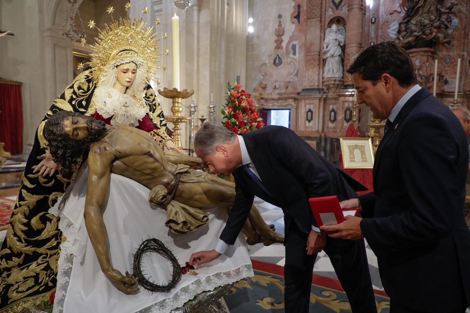 Besamanos extraordinario de la Virgen de la Piedad del Baratillo en el Sagrario con motivo de su coronación, donde el Alcalde, José Luis Sanz, le ha impuesto la réplica de la medalla de la ciudad