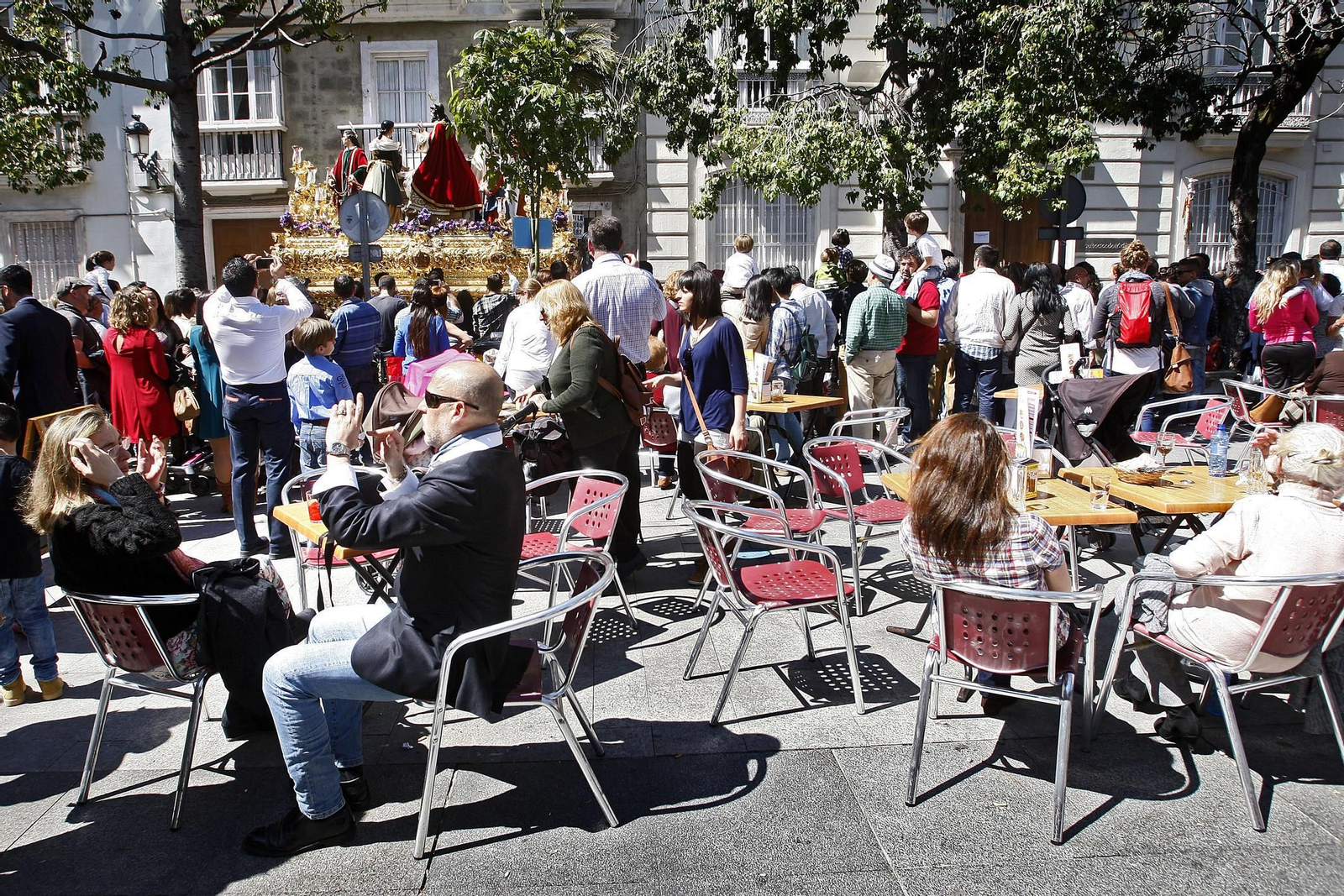 Turistas en el centro de la capital gaditana durante la Semana Santa, en una imagen de archivo.