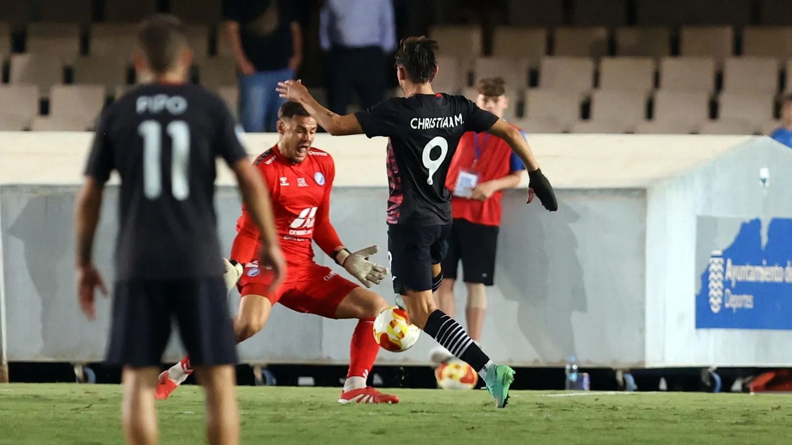 Chris Martínez, pichichi con 10 goles, bate a Bloch en el Xerez DFC-Águilas de esta temporada.
